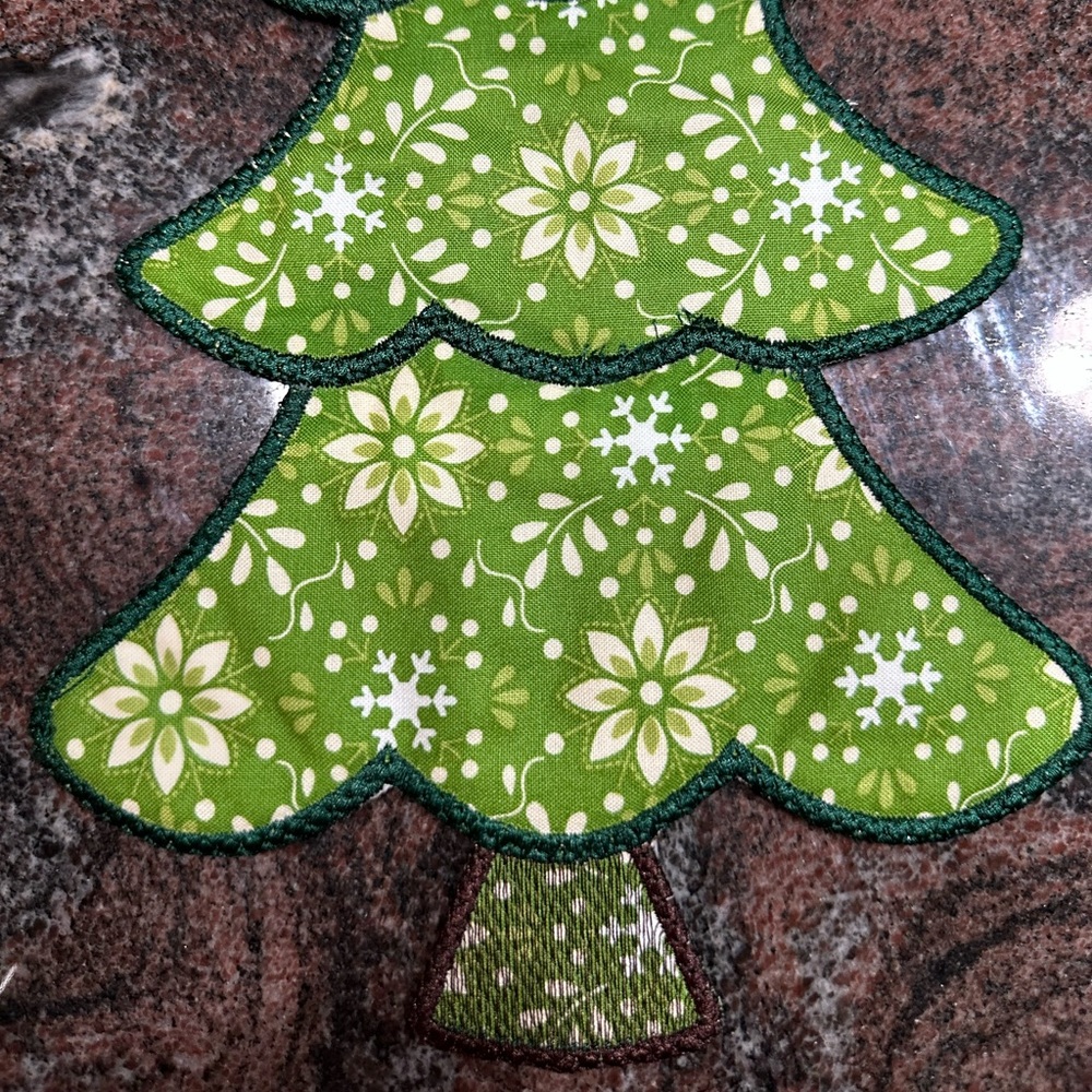 Handmade quilted Christmas tree door hanging decoration - Picture 3 of 5
